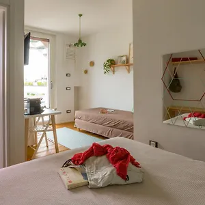 Duomo Views, Light, Jungle-inspired With Terrace Apartment Mailand